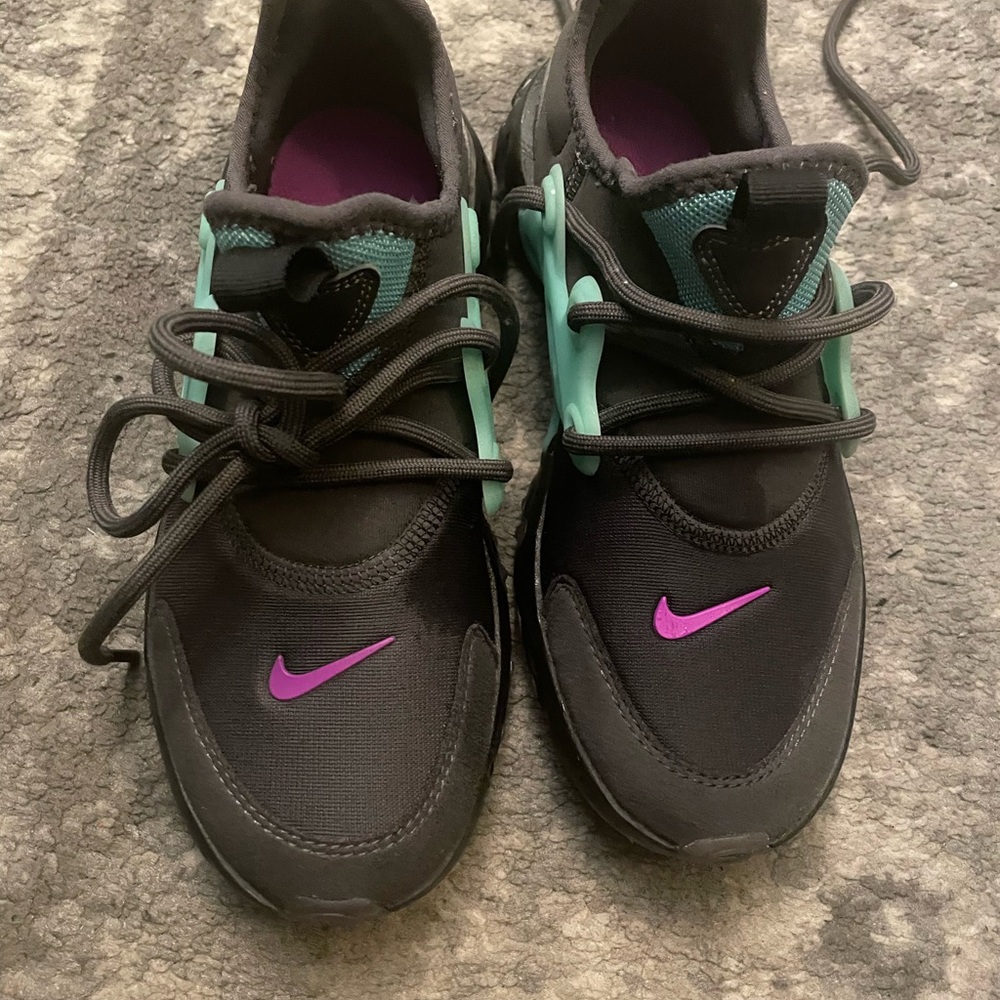 Nike Black and Purple Sneakers Sleek Athletic Design